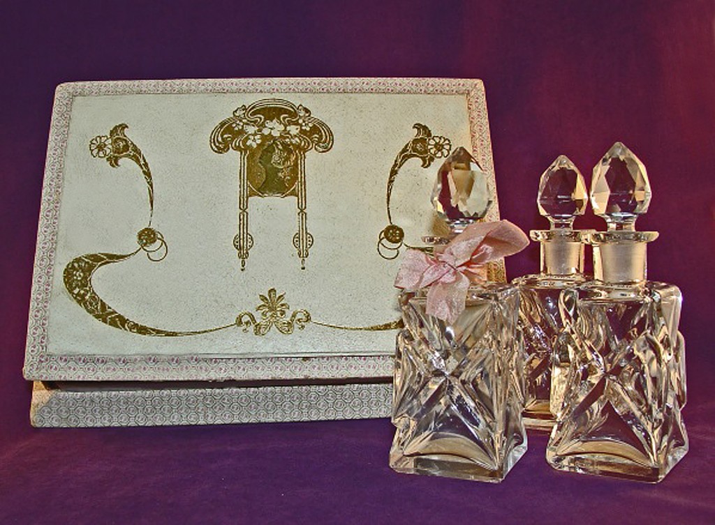 Crown gift set of crystal bottles